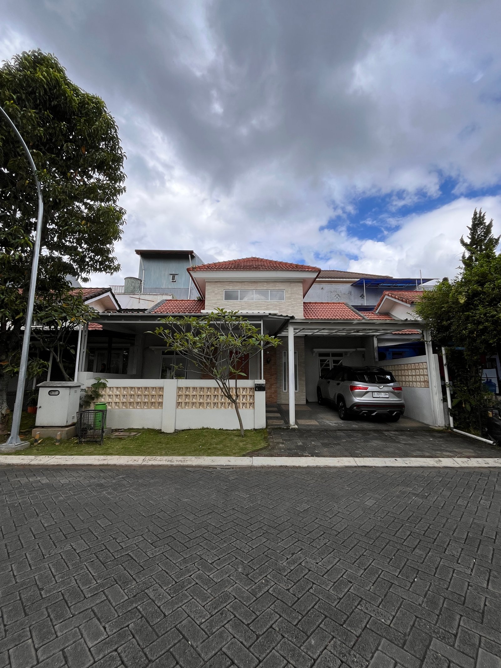 Dijual Rumah di Banyak Sumba Kota Baru Parahyangan, Full Furnished Lebar Muka 12 Meter