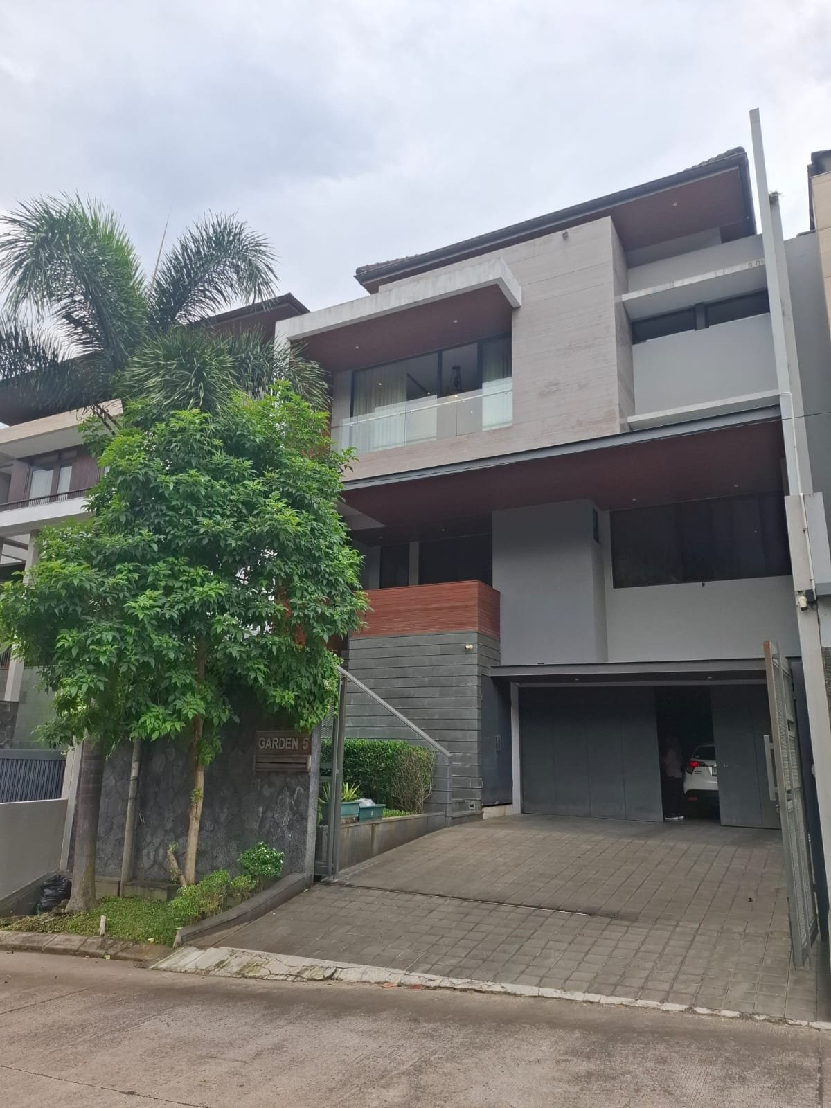 Rumah Mewah Di Setraduta Bandung ada Kolam Renangnya, Rumah Modern Isinya Bak Kerajaan.